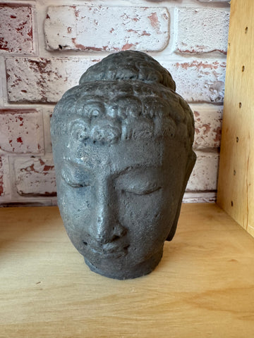 Buddha-Kopf aus Vulkangestein – Symbol für Ruhe, Kraft & Achtsamkeit