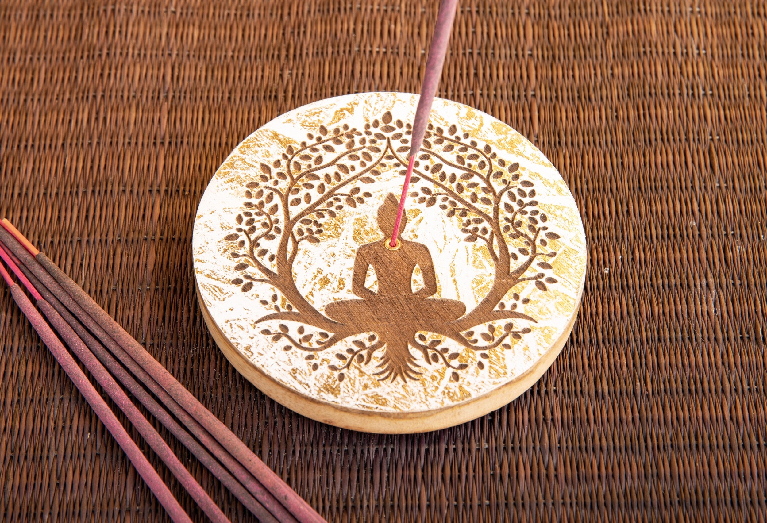 Räucherstäbchenhalter Buddha im Baum – rund, weiß-gold – Ansicht 2 – Seelenecho
