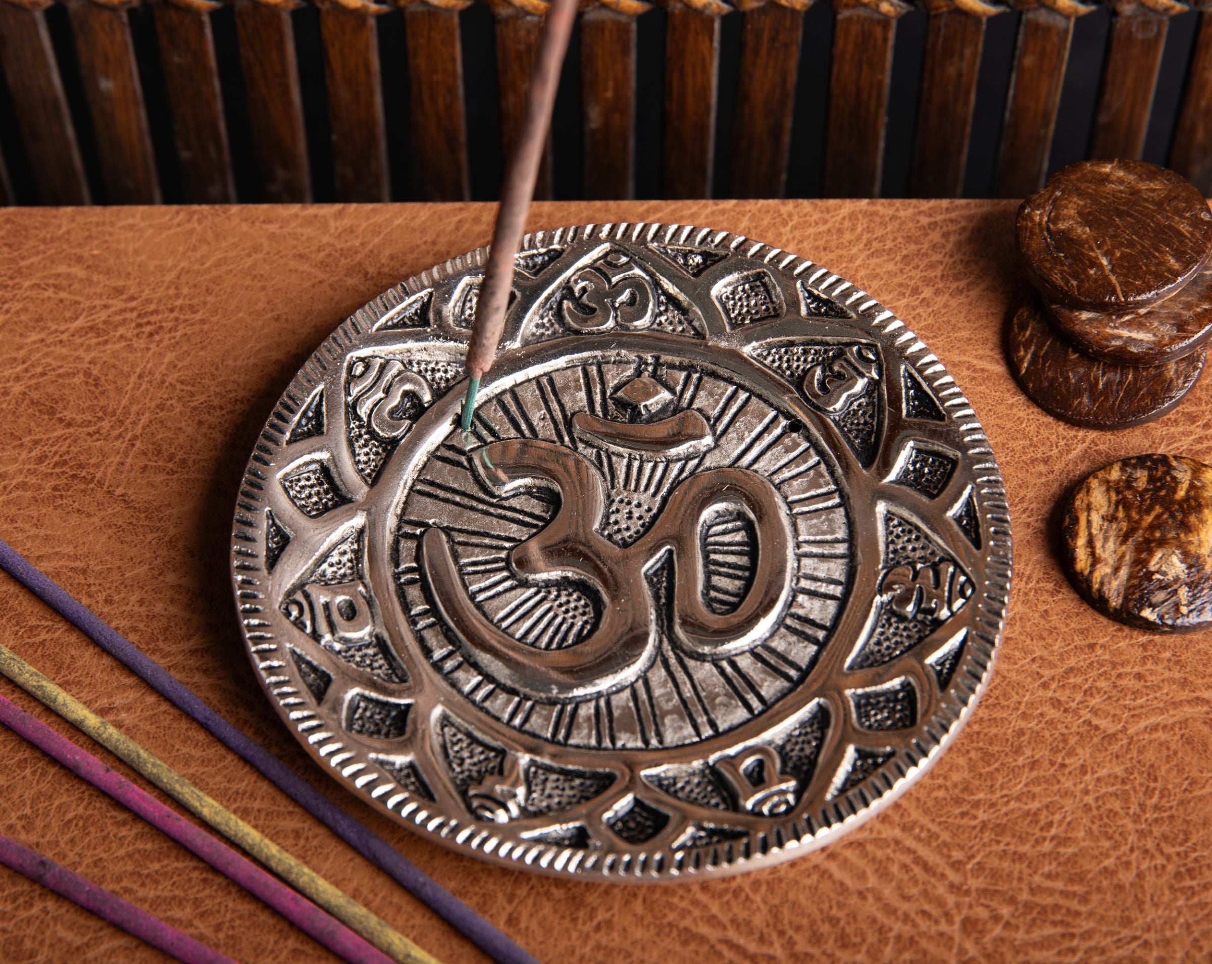 Om mit Mantra Weißmetallhalter – Ansicht 2