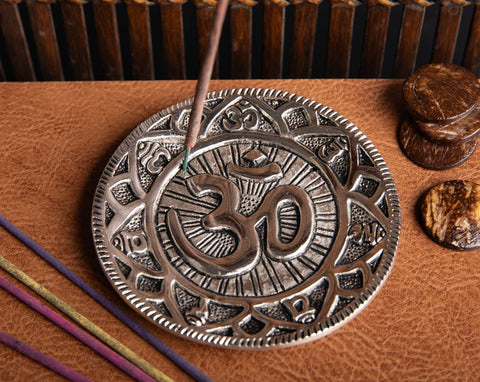 Om mit Mantra Weißmetallhalter – Ansicht 2