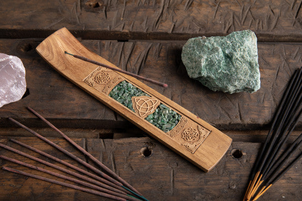Keltischer Knoten mit Aventurin – Holzhalter für Räucherstäbchen