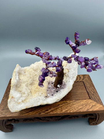 Handgefertigter Heilsteinbaum auf Quarzgeode – dekoratives Unikat aus Naturmaterialien
