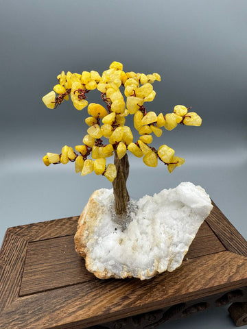 Handgefertigter Heilsteinbaum auf Quarzgeode – dekoratives Unikat aus Naturmaterialien