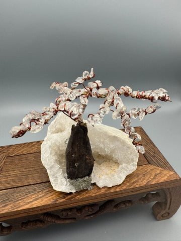 Handgefertigter Heilsteinbaum auf Quarzgeode – dekoratives Unikat aus Naturmaterialien
