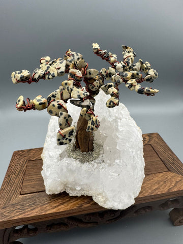 Handgefertigter Heilsteinbaum auf Quarzgeode – dekoratives Unikat aus Naturmaterialien