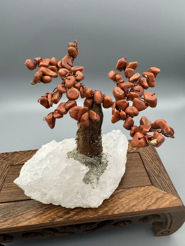 Handgefertigter Heilsteinbaum auf Quarzgeode – dekoratives Unikat aus Naturmaterialien