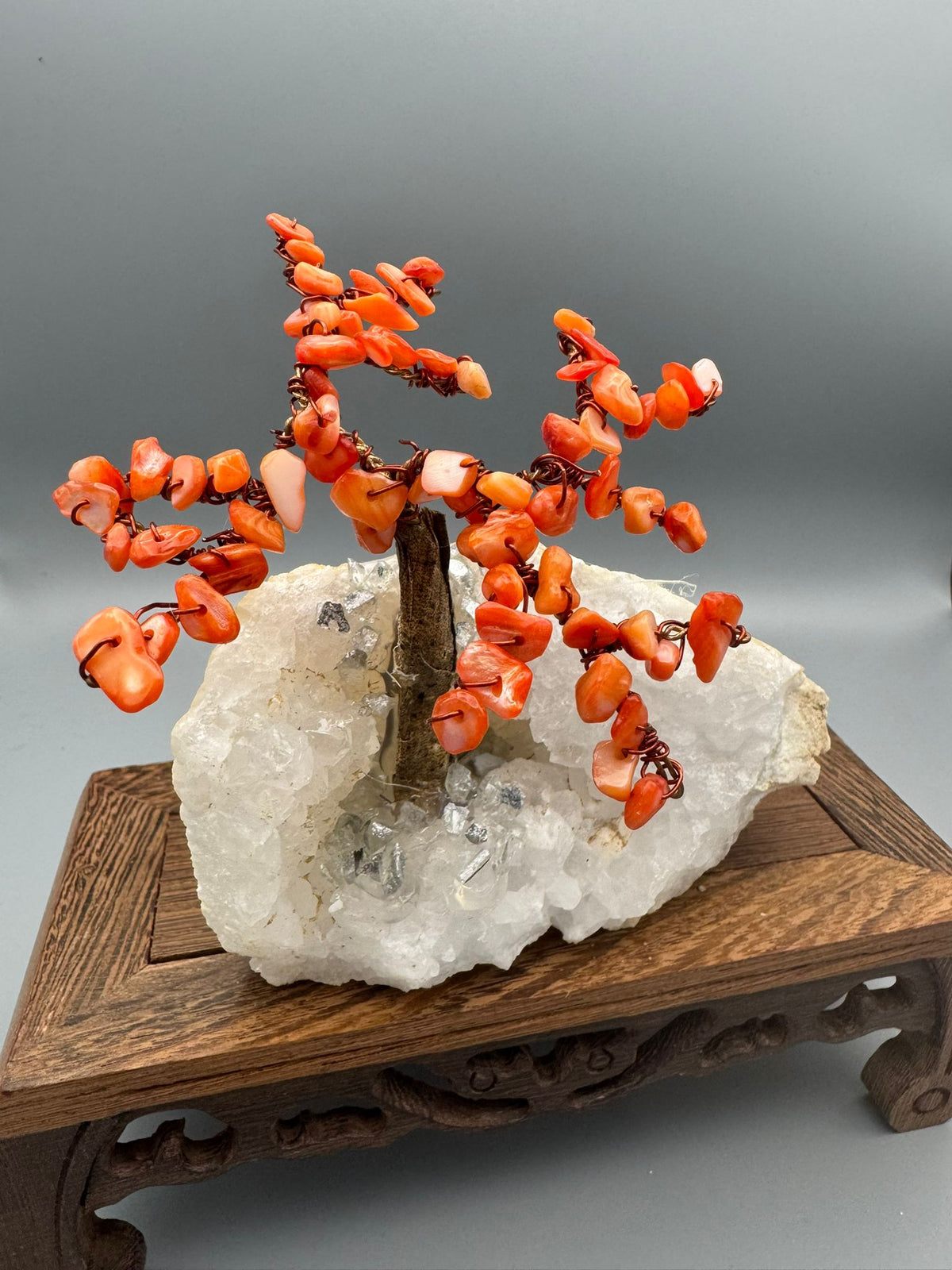 Handgefertigter Heilsteinbaum auf Quarzgeode – dekoratives Unikat aus Naturmaterialien
