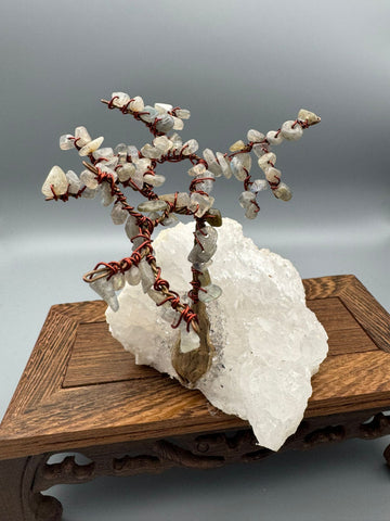 Handgefertigter Heilsteinbaum auf Quarzgeode – dekoratives Unikat aus Naturmaterialien