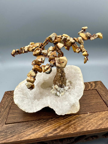 Handgefertigter Heilsteinbaum auf Quarzgeode – dekoratives Unikat aus Naturmaterialien