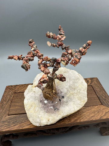 Handgefertigter Heilsteinbaum auf Quarzgeode – dekoratives Unikat aus Naturmaterialien