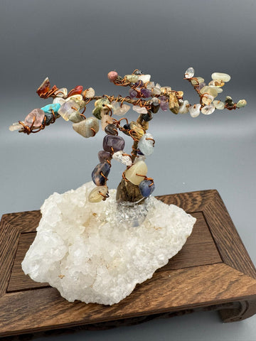 Handgefertigter Heilsteinbaum auf Quarzgeode – dekoratives Unikat aus Naturmaterialien