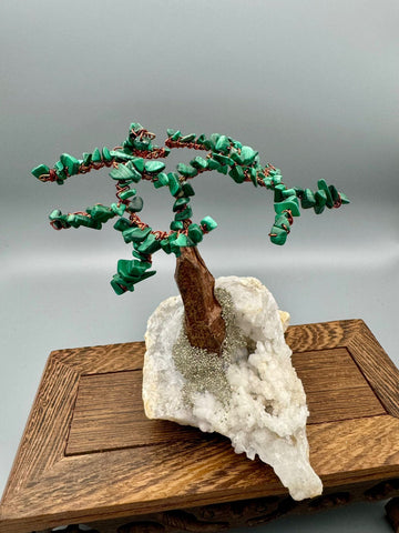 Handgefertigter Heilsteinbaum auf Quarzgeode – dekoratives Unikat aus Naturmaterialien
