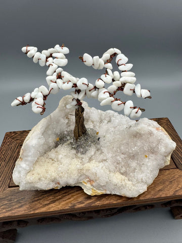 Handgefertigter Heilsteinbaum auf Quarzgeode – dekoratives Unikat aus Naturmaterialien
