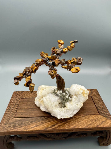 Handgefertigter Heilsteinbaum auf Quarzgeode – dekoratives Unikat aus Naturmaterialien