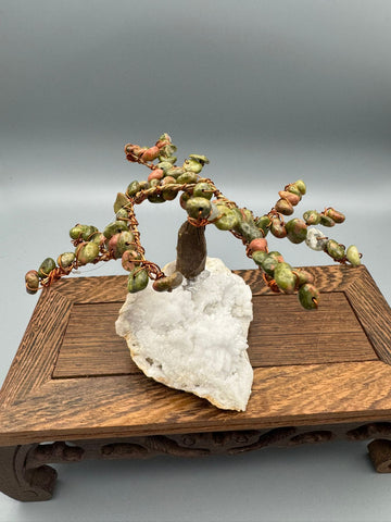Handgefertigter Heilsteinbaum auf Quarzgeode – dekoratives Unikat aus Naturmaterialien