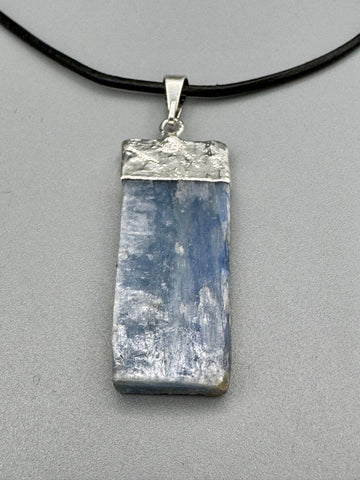 Kyanit Anhänger – naturbelassene Platte mit gegossener Metallkappe | Klarheit, Ausrichtung & Energiefluss