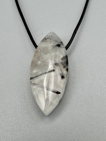 Turmalinquarz Navette gebohrt – Schutz und Klarheit (ca. 4 cm)