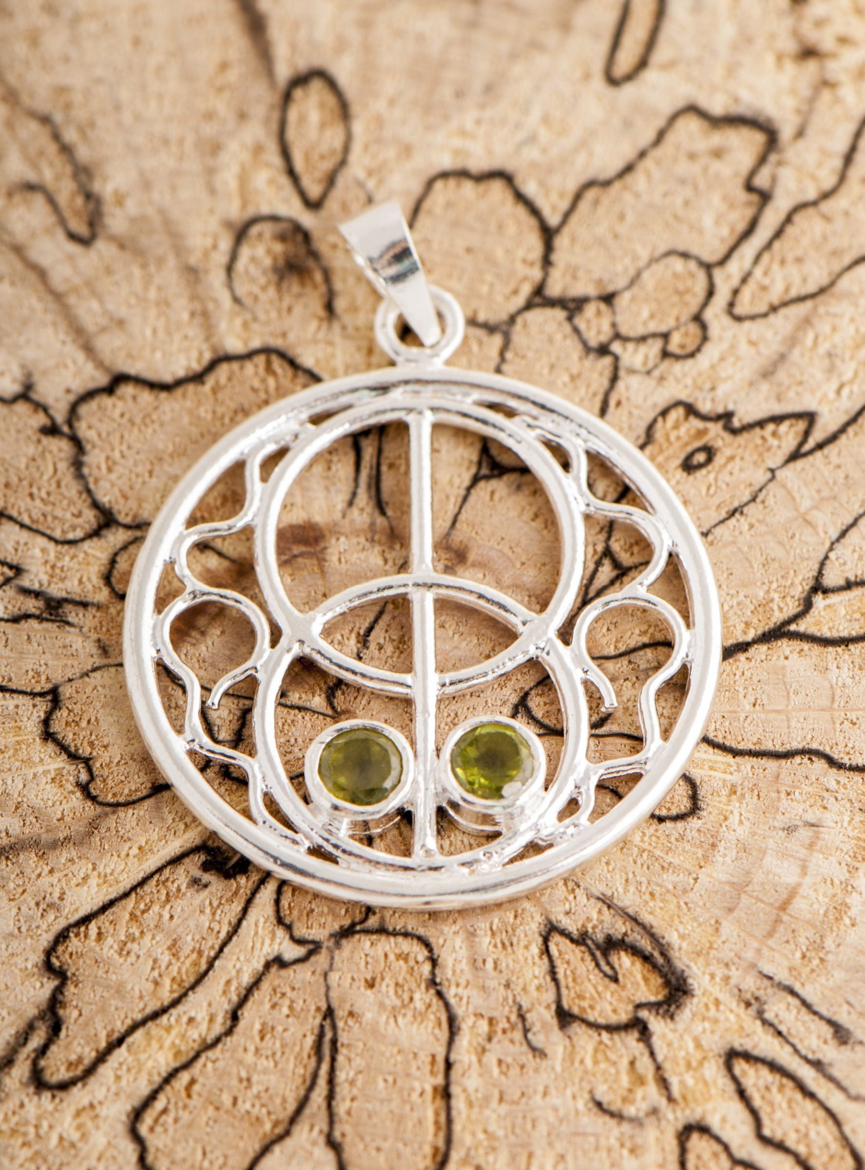 Avalon Anhänger mit Peridot Ø 2,8 cm, 925 Sterling Silber – Seelenecho