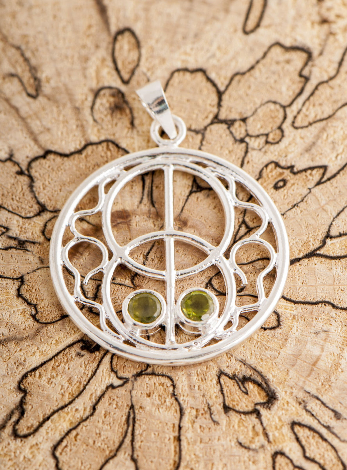 Avalon Anhänger mit Peridot Ø 2,8 cm, 925 Sterling Silber – Seelenecho