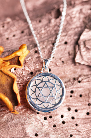 Herz-Chakra Anhänger mit Rosenquarz und Kette – Ansicht 2
