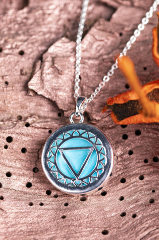 Kehl-Chakra Anhänger mit Türkis und Kette – Ansicht 2