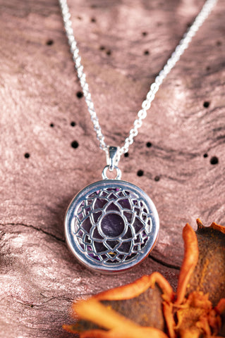 Kronen-Chakra Anhänger mit Amethyst und Kette – Ansicht 2