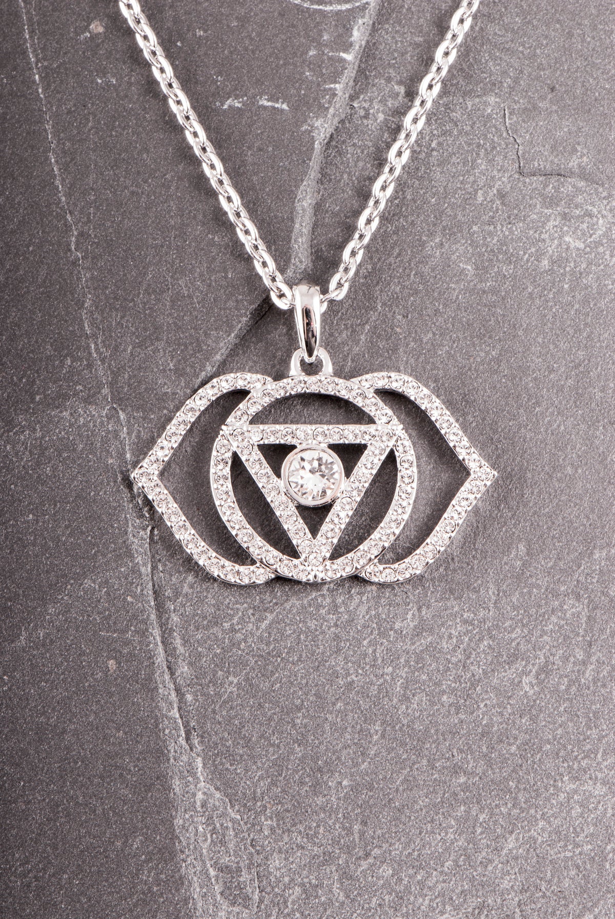 Drittes Auge Chakra Anhänger mit Kette aus Edelstahl mit funkelnden Glaskristallen – Symbol des Stirnchakras Ajna