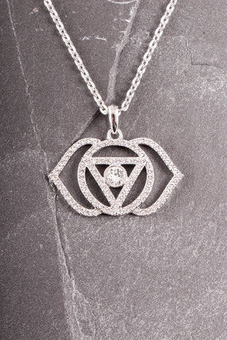 Drittes Auge Chakra Anhänger mit Kette aus Edelstahl mit funkelnden Glaskristallen – Symbol des Stirnchakras Ajna