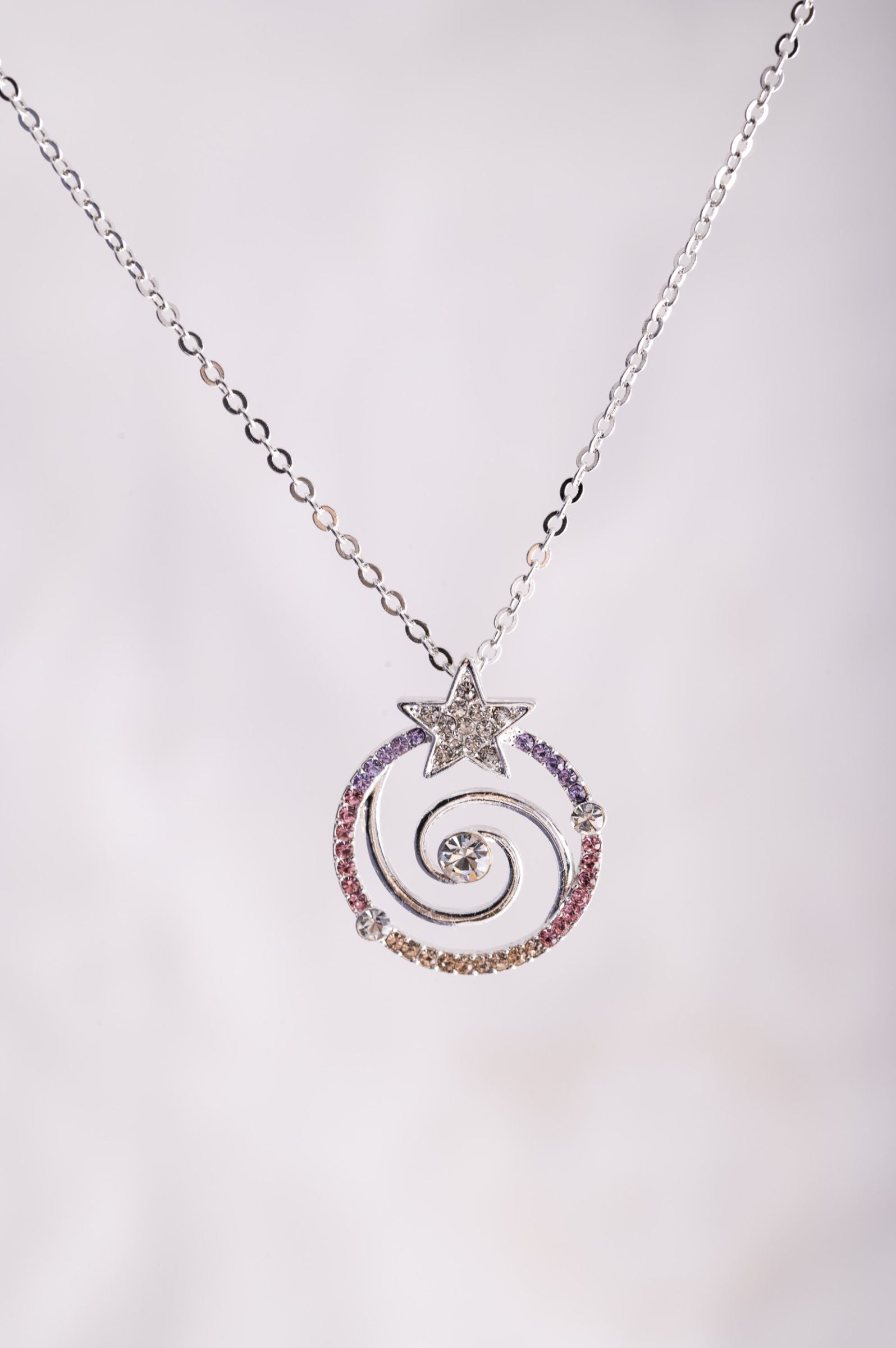 Spiralenstern Anhänger mit bunten Kristallen – Seelenecho