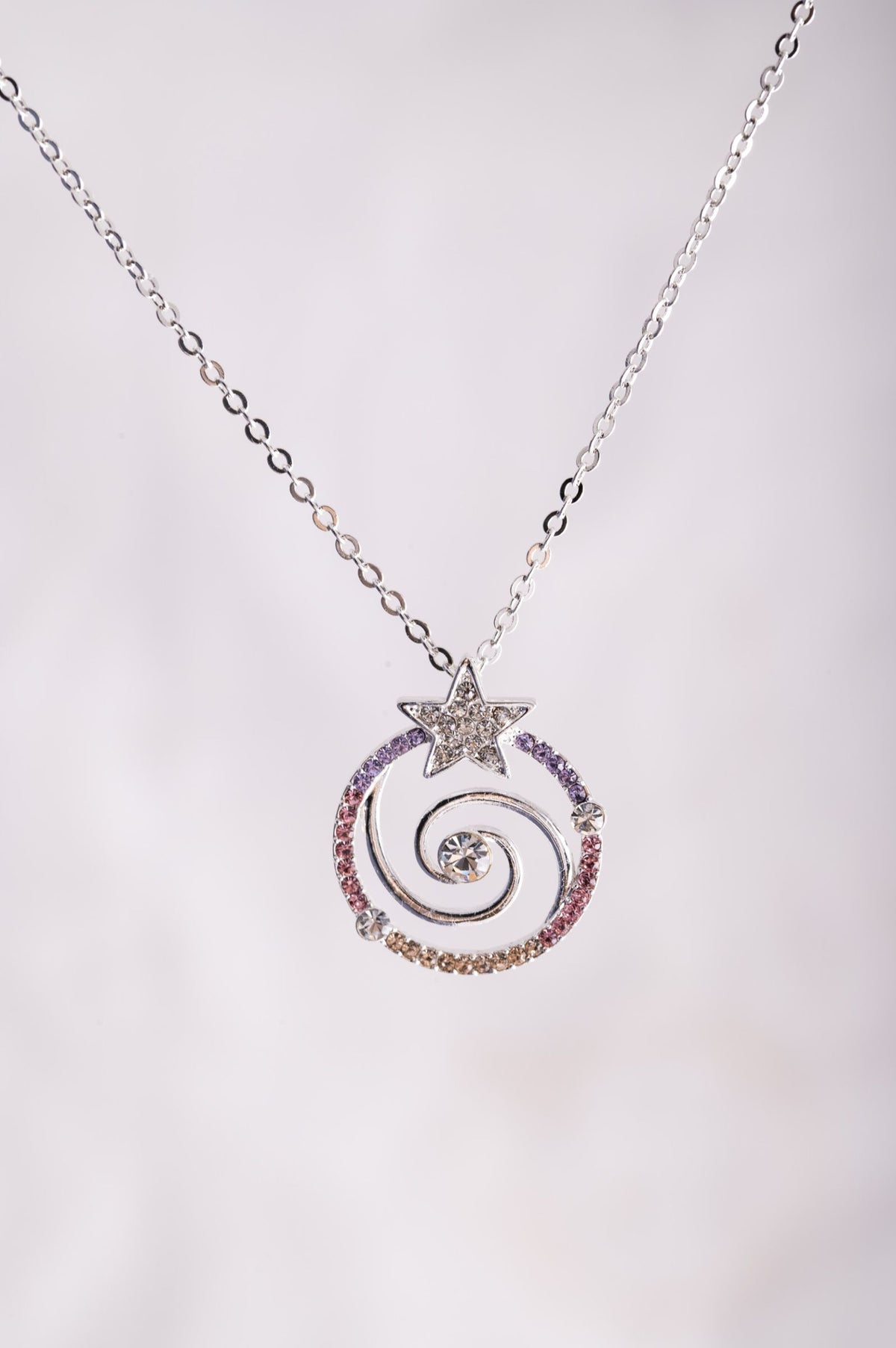 Spiralenstern Anhänger mit bunten Kristallen – Seelenecho