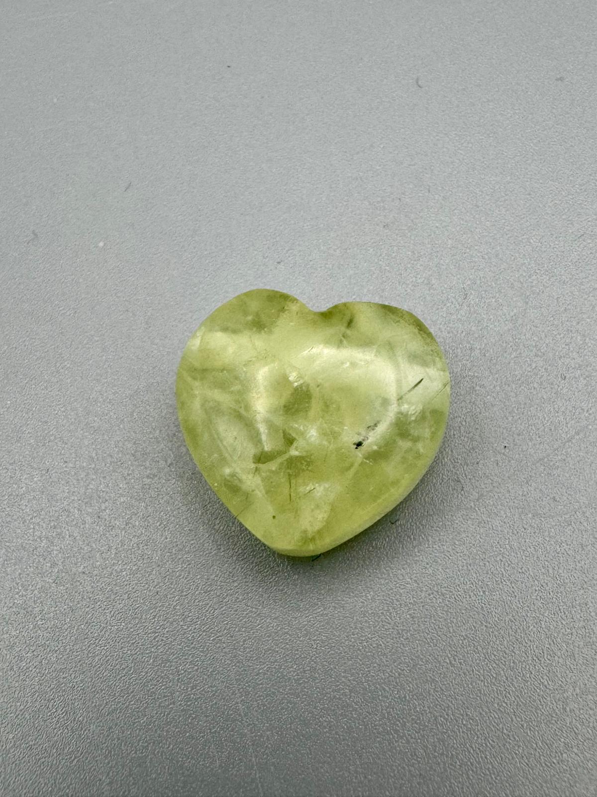 Prehnit Herz gebohrt – ca. 20 mm | Sanftheit, Vertrauen & innere Harmonie