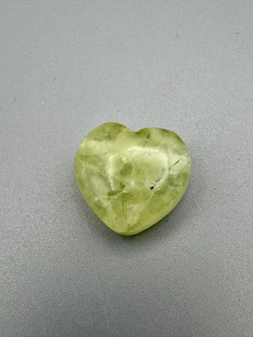 Prehnit Herz gebohrt – ca. 20 mm | Sanftheit, Vertrauen & innere Harmonie