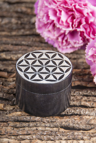 Blume des Lebens Döschen, schwarz Speckstein – Seelenecho