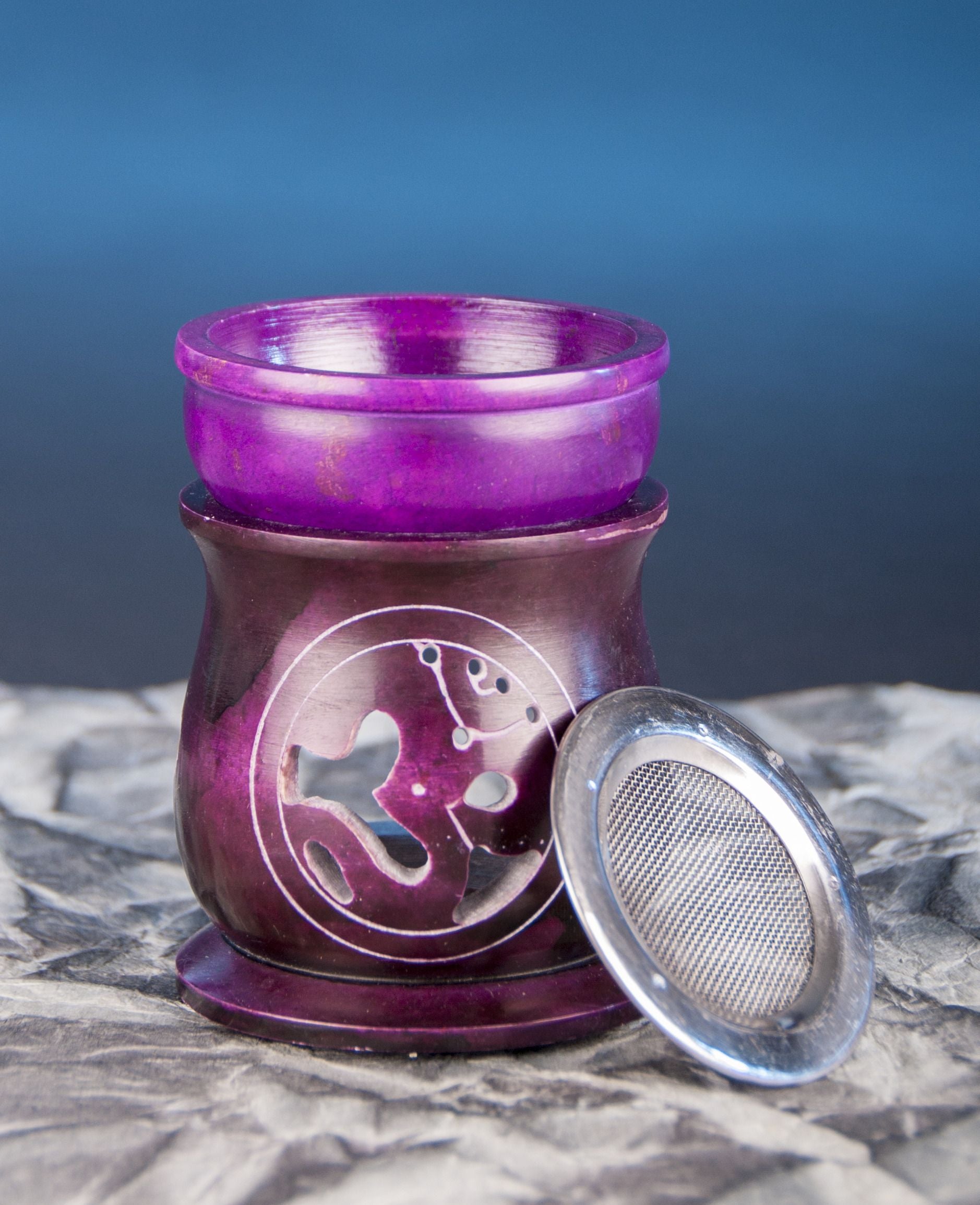 Aromalampe "OM" mit Sieb Speckstein violet, 10 cm hoch – Seelenecho
