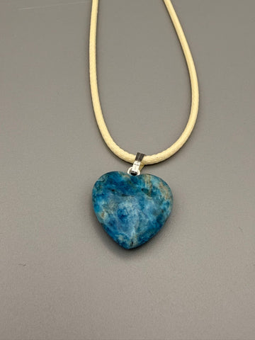 Apatit blau Herz-Anhänger – Inspiration und Ausdruckskraft (ca. 20 mm)