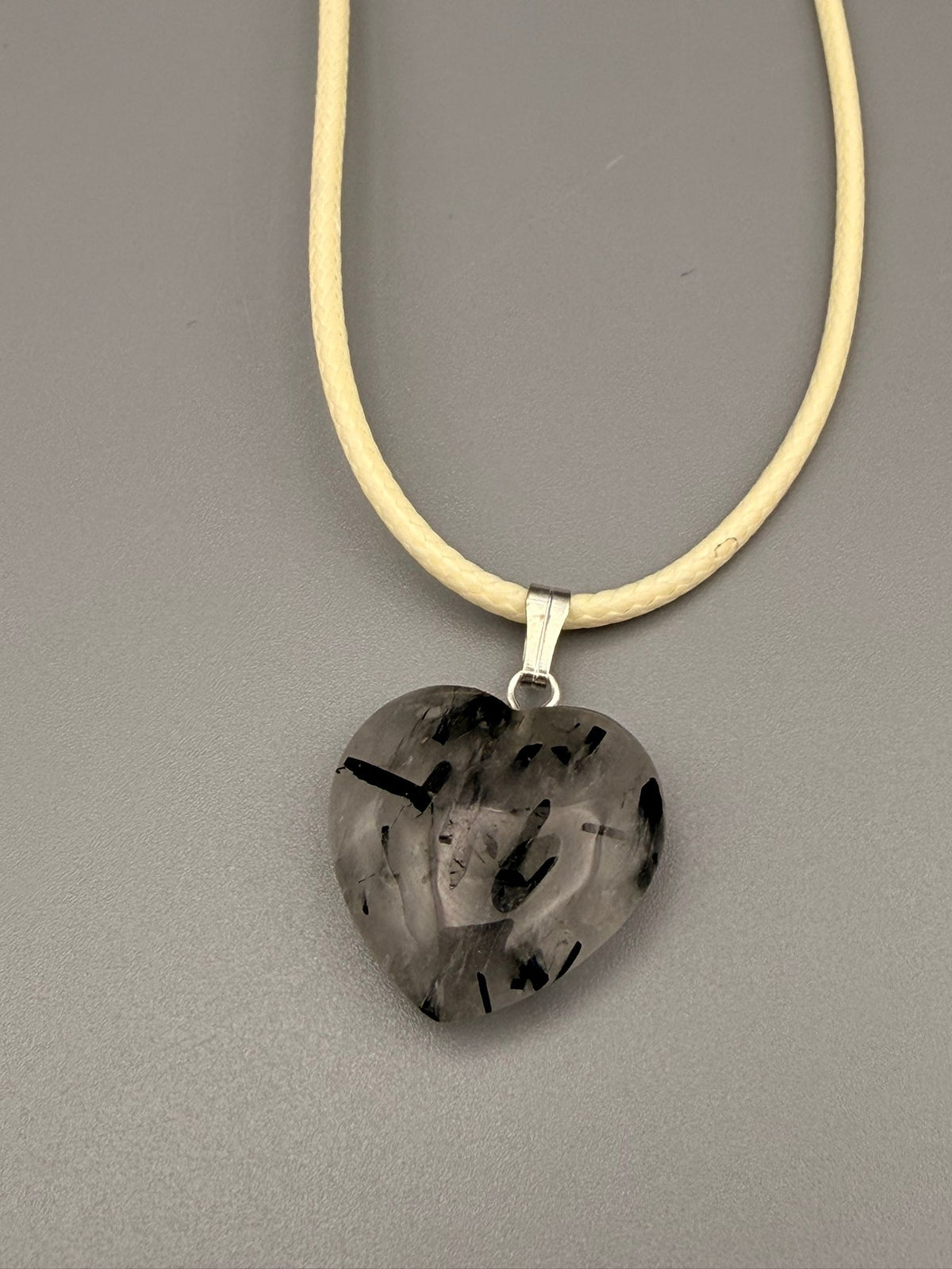 Turmalinquarz Herz-Anhänger – Schutz und Klarheit (ca. 20 mm)