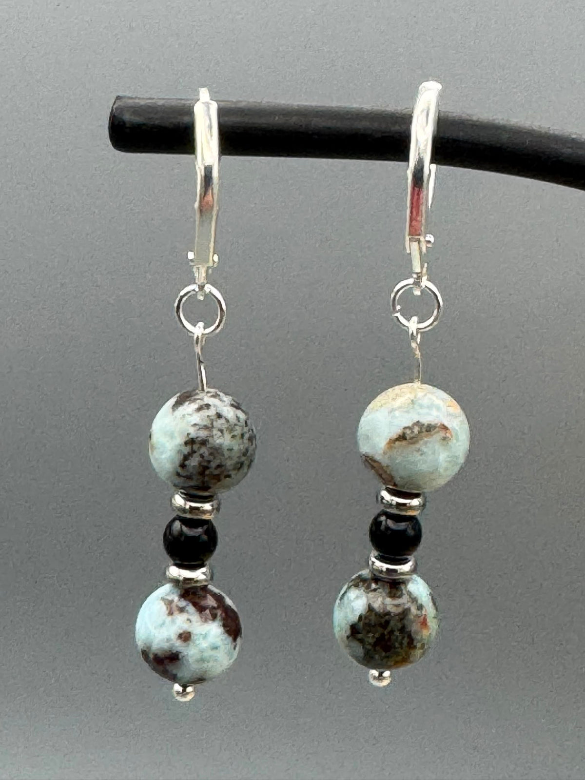 Larimar & Onyx Ohrringe aus 925er Silber – Ruhe, Stärke und zeitlose Eleganz