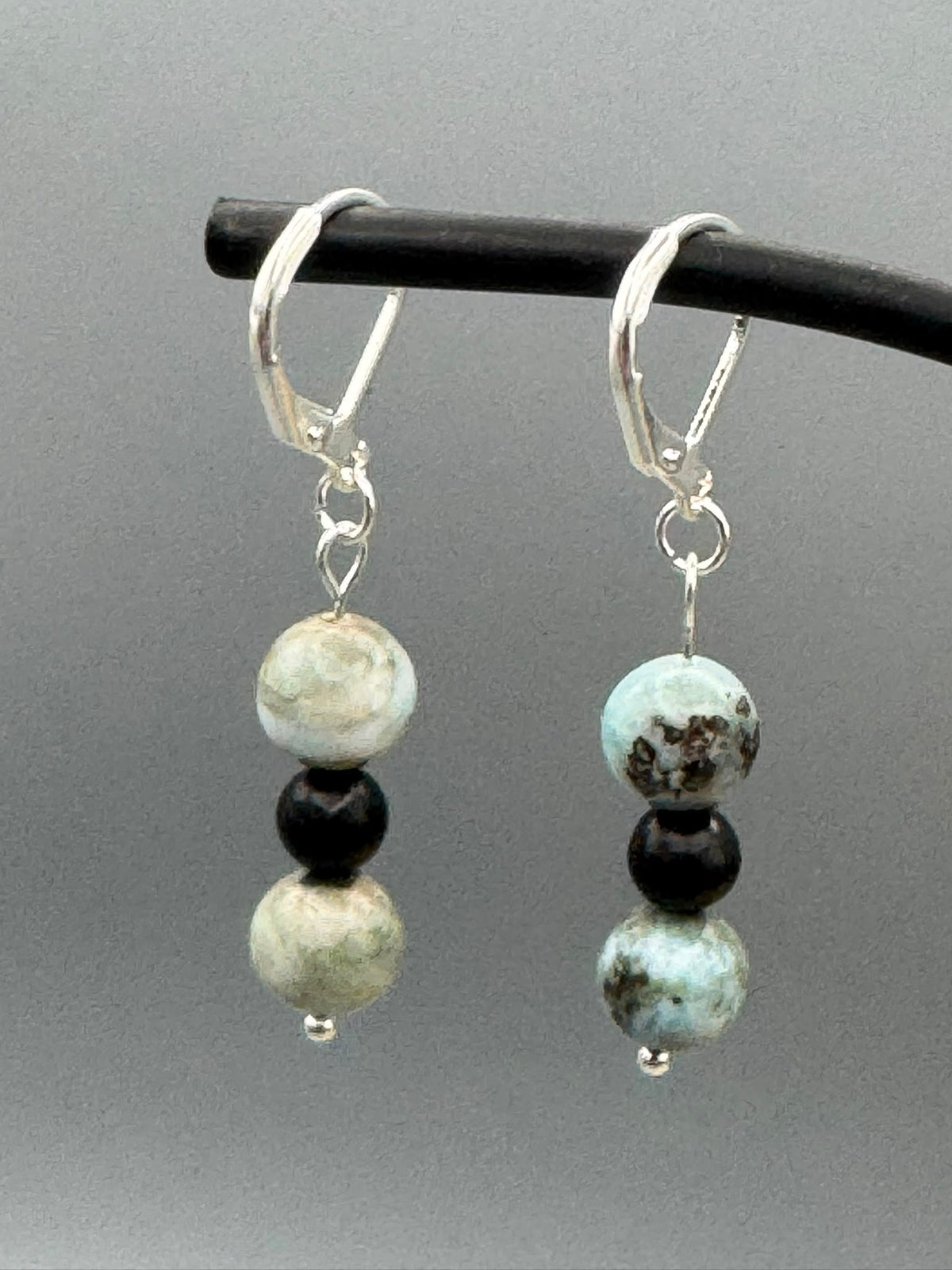 Larimar & Onyx Ohrringe aus 925er Silber – Harmonie, Schutz und natürliche Eleganz