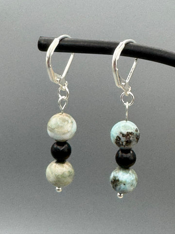 Larimar & Onyx Ohrringe aus 925er Silber – Harmonie, Schutz und natürliche Eleganz