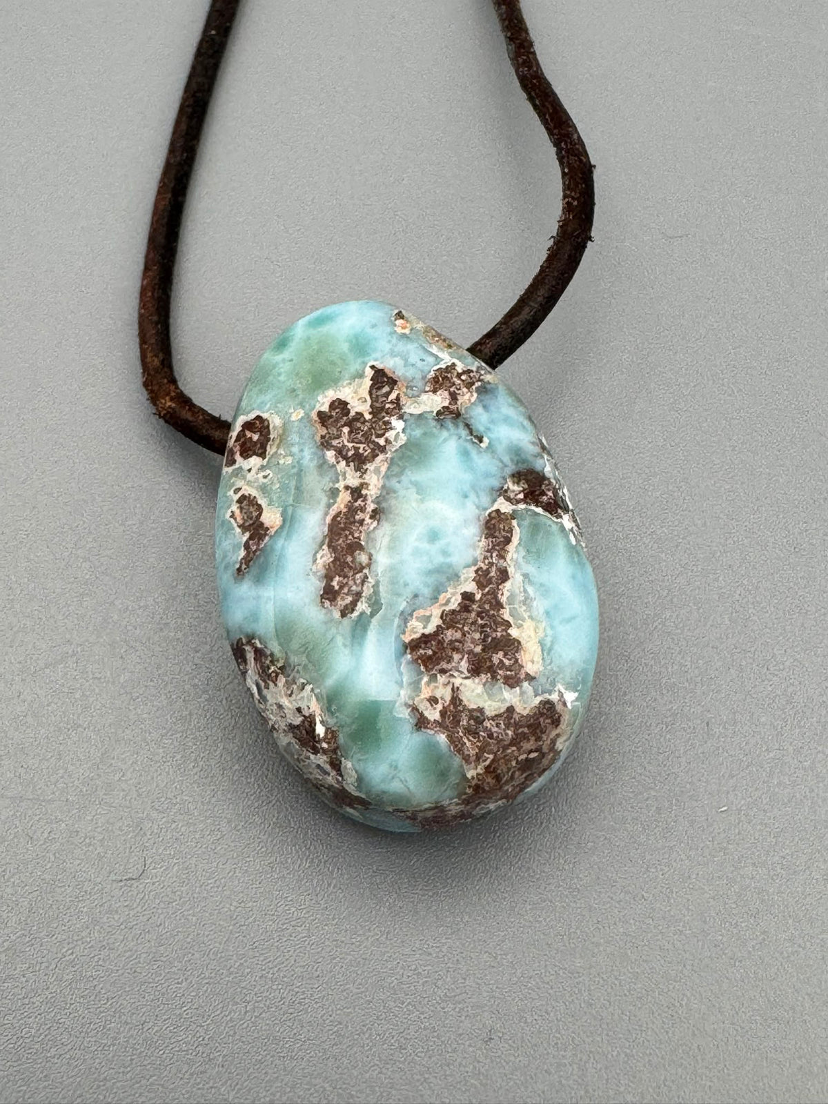 Larimar Tropfen-Anhänger – Karibische Leichtigkeit für Körper, Geist & Seele
