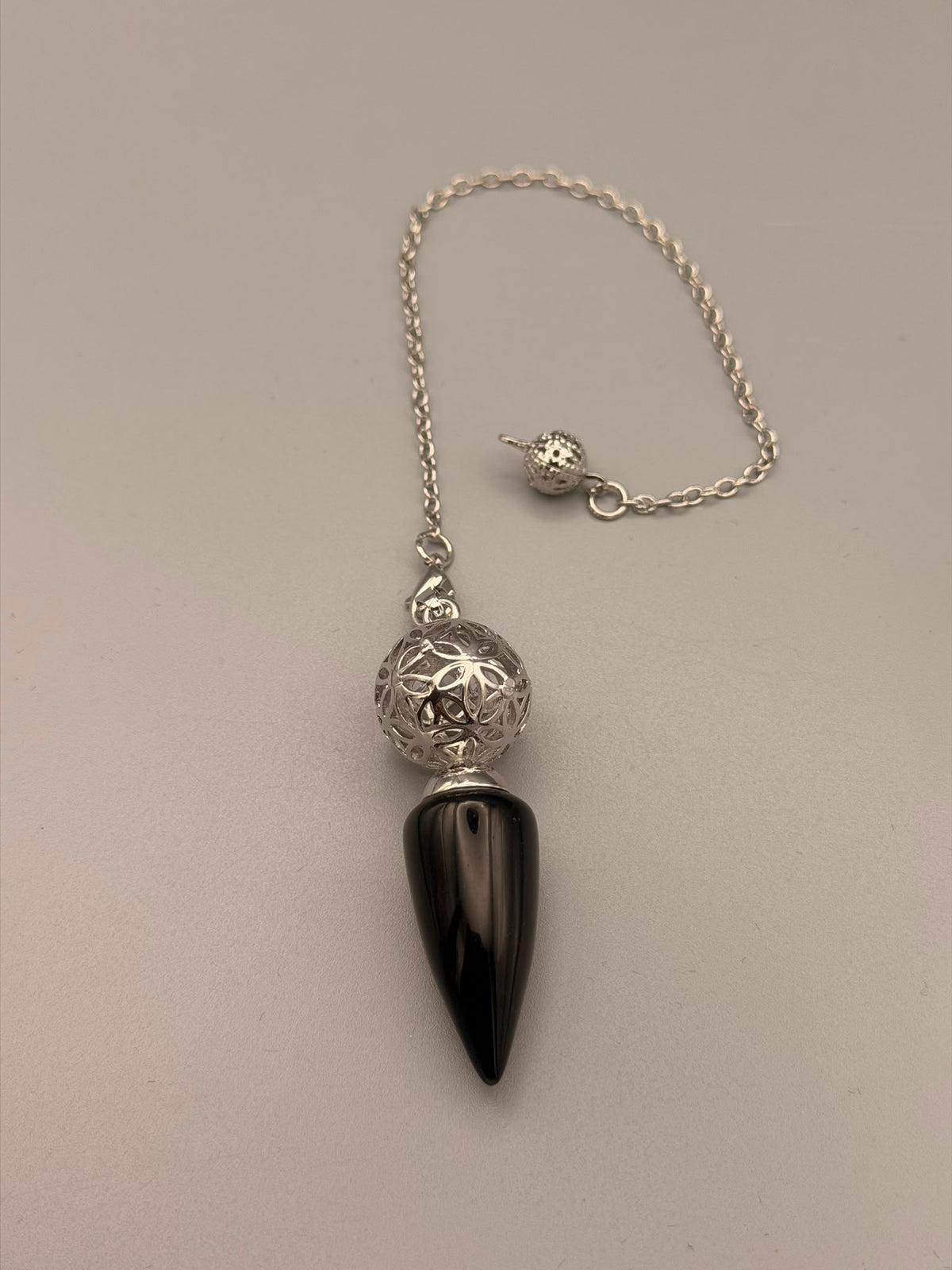 Obsidian-Pendel mit filigraner Metallkugel und Kette