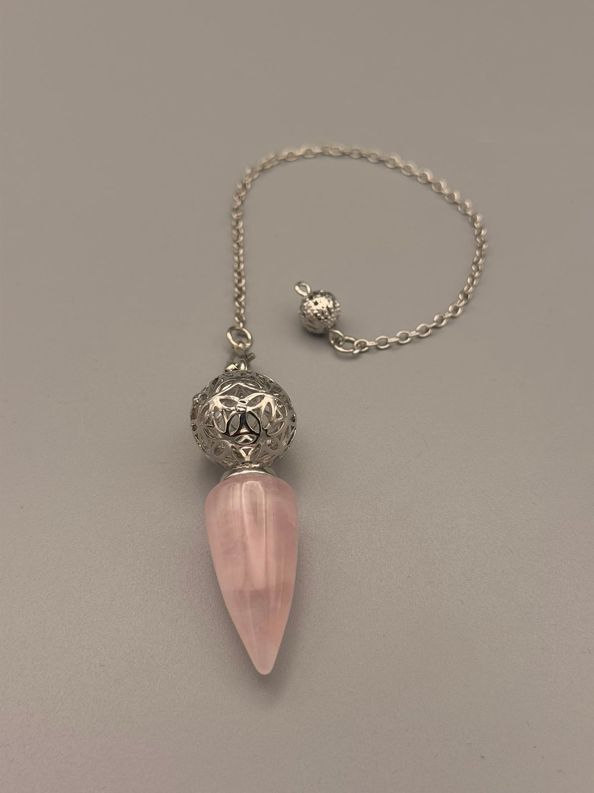 Rosenquarz-Pendel mit filigraner Metallkugel und Kette