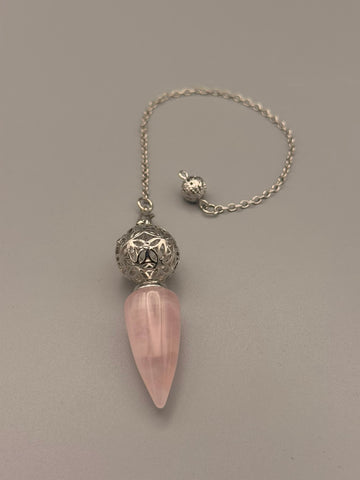 Rosenquarz-Pendel mit filigraner Metallkugel und Kette