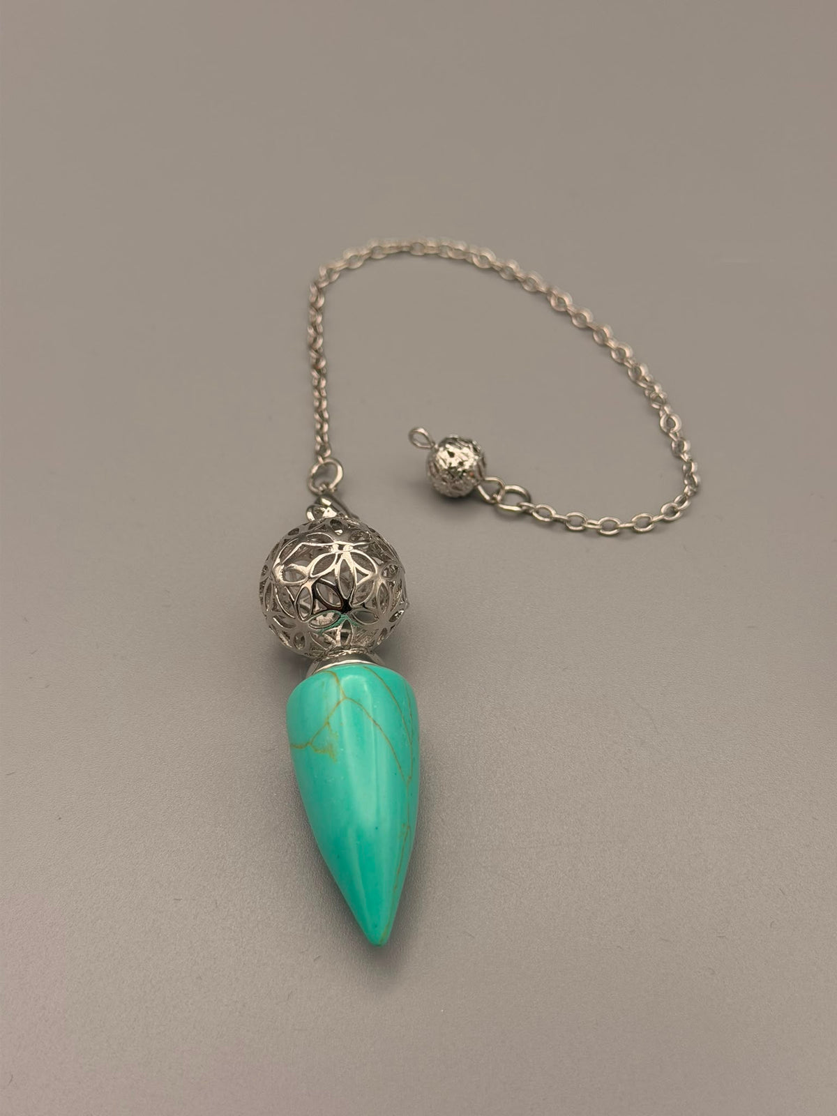 Howlith-Pendel in Türkisoptik mit filigraner Metallkugel und Kette