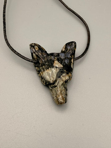 Wolfskopf-Anhänger aus Edelstein – gebohrt (ca. 3 cm)