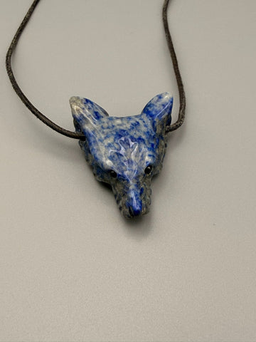 Wolfskopf-Anhänger aus Edelstein – gebohrt (ca. 3 cm)