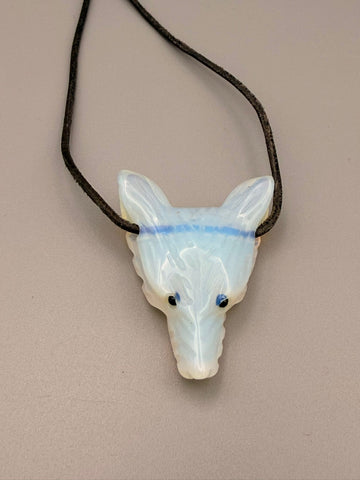 Wolfskopf-Anhänger aus Edelstein – gebohrt (ca. 3 cm)
