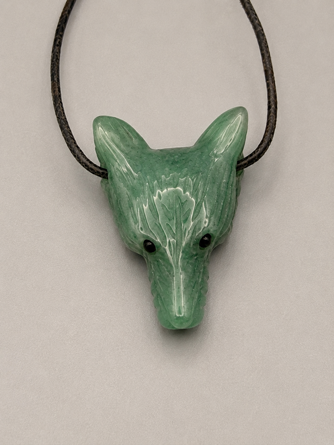 Wolfskopf-Anhänger aus Edelstein – gebohrt (ca. 3 cm) – Produktansicht von Seelenecho