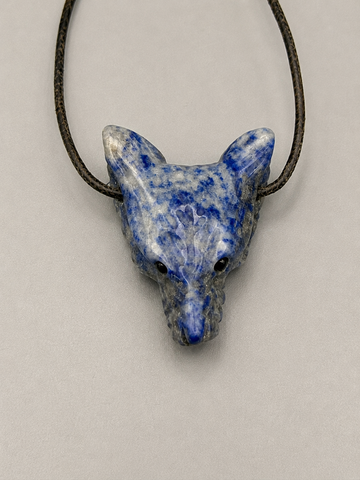Wolfskopf-Anhänger aus Edelstein – gebohrt (ca. 3 cm) – Produktansicht von Seelenecho