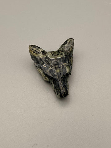Wolfskopf-Anhänger aus Edelstein – gebohrt (ca. 3 cm)